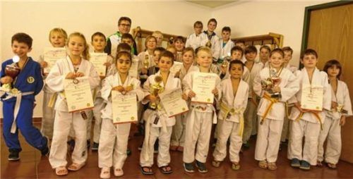 Die erfolgreichen Nachwuchs-Judoka des TuS Töging.Foto re