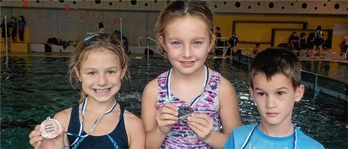 Die erfolgreichen Schwimmer (von links) Lara Fabienne Jassen, Emilia Kasmannshuber, Sebastian Schwarz.Foto re