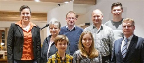 Die erfolgreichen Sportler, die bei der Bürgerversammlung geehrt wurden (vorne, von links) Ronja und Rita Siebert (mit Bürgermeister Martin Lackner) sowie (hinten, von links) Marina Dunstmair, Resi Karl, Georg Donislreiter, Norbert Kiermaier und Manuel Kiermaier. Foto Gillitz