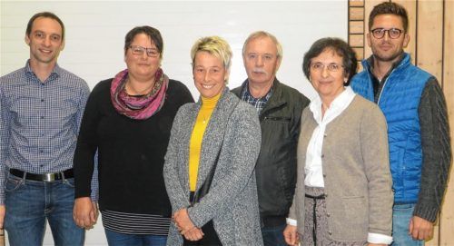 Die ersten fünf auf der Gemeinderatsliste sind Bernhard Stecher (von links), Petra Seidl-Britzl, Tanja Fischl-Jonda, Franz Wieser und Kilian Hilpoltsteiner mit Maria Maier.Foto  Rath
