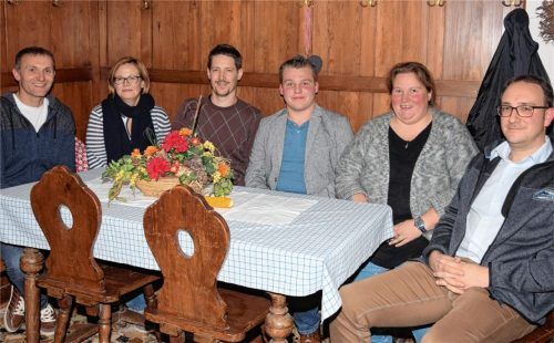Die ersten sechs Kandidaten  der Wahlgruppierung „Einig Walkersaich/Wörth“: Martin Sax, Dr. Malaika Fischbach, Martin Linner, Julian Sieber, Birgit Keller und Stefan Reinthaler (von links). Foto  Friedrich