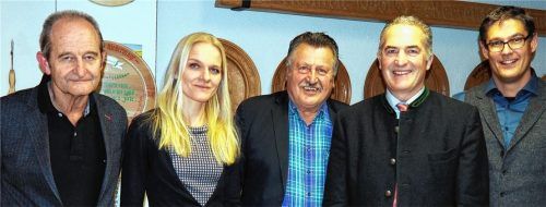 Die ersten vier auf der Liste mit Wahlleiter Sepp Hofer (Zweiter von rechts): Dr. Hermann Budenhofer, Dr. Ursula Winkler-Budenhofer, Sepp Bauman und Hans Bubb (von links)Foto Weithofer