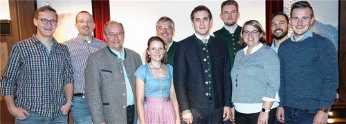 Die ersten zehn Kandidaten für den Gemeinderat bei der Aufstellungsversammlung des CSU-Ortsverbandes (von links): Xaver Utzinger, Ralf Gstatter, Andreas Hallweger, Angelika Birmoser, Ludwig Schuhbeck, Justus Pfeifer, Simon Geierstanger, Katrin Süssmann, Martin Fritzenwenger und Bernhard Braun.Foto giesen