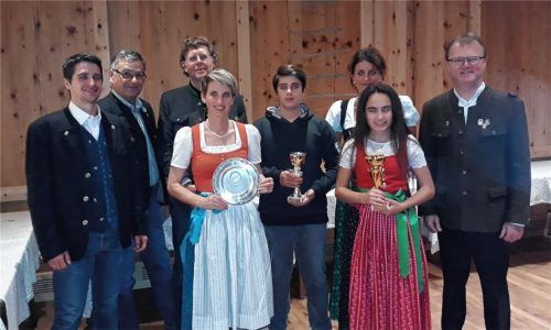 Die Erstplatzierten der Marktmeisterschaft im Schießen: Markus Stahuber, Wolfgang Zißler, Karl Stahuber, Marion Ranner, Martin Stahuber, Doris Holzmannstetter, Verena Janker und Schützenmeister Martin Maier (von links). Foto  RE