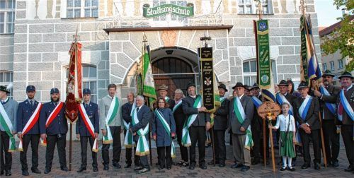 Die Feierlichkeiten zum 125-jährigen Bestehen starteten vor dem Alten Rathaus in Kolbermoor. Foto re