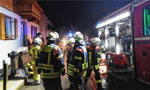 Die Feuerwehren waren mit etwa 50 Einsatzkräften vor Ort. Foto  Hobmaier