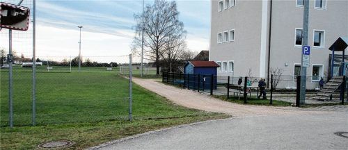 Die Feuerwehrzufahrt am Kindergarten in Waldhausen wurde entschärft, denn der Ballfangzaun am Sportplatz wurde um einige Meter verkürzt. Foto unterforsthuber