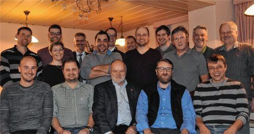 Die frisch gewählten Kandidaten des „Wahlvorschlag Ranoldsberg“ mit Bürgermeisterkandidat Thomas Einwang (Dritter von links vorne). Foto  Schwarz