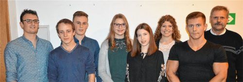 Die geehrten Absolventen: Franz Manzinger, Florian Mayerhofer, Tobias Rosenberger, Julia Krieger, Jasmin Bibinger, Kathrin Hundhammer, Andreas Mihalakelos und Bürgermeister Sebastian Linner (von links). Nicht auf dem Bild Sophia Manzinger und Julian Ostermaier.Foto Manzinger