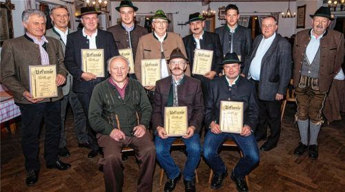 Die geehrten Fuhrleid erhielten Ehrenurkunden (von links) Josef Vogt (25), Fischbachaus Bürgermeister Josef Lechner, Andreas Kriechbaumer (25), Martin Rauscher (30), Josef Stadler (40), Klaus Hofberger (30), Andreas Fichtner (10), Pfarrer Josef Spitzhirn und Josef Greinsberger, sowie (vorne) Philipp Lidschreiber, Engelbert Dialler (50) und Florian Felsl (30). Foto Gehrke