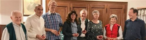 Die Geehrten mit Vorsitzendem Stefan Schiffmann (rechts): Josef Prassmayer (25 Jahre), Gerhard Hoffmann (25 Jahre), Matthias Stange (25 Jahre), Claudia Dickel (25 Jahre), Eduard Malczan (40 Jahre), Barbara Daxberger (40 Jahre), Friederike Schiffmann (50 Jahre), von links. Foto re