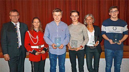 Die geehrten Sportler mit Bürgermeister Georg Weigl: Nicole Schnitzenbaumer, Maxi Bräger, Maximilian Berger, Carola Thumm und Thomas Schechner (von links). Foto  Stache