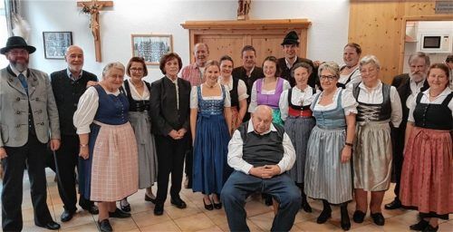 Die Geehrten (von links): Erich Zuckerstätter, Klara Andrä, Gudrun Bethlehem, Waltraud Seehuber, Heinz Schöffegger, Carolin Winhart, Irmi Fritz, Martin Drexler, Daniela Fritz, Andreas Maier, Fannerl Denk, Monika Hager, Kathi Graf, Katharina Baumann, Dismas Drexler, sitzend Dieter Litzlfelder, eingerahmt von Vize-Vorsitzendem Michael Beutl und Vorsitzender Monika Singhammer. Foto re