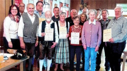 Die Geehrten (von links): Veronika Waldschütz (25 Jahre), Hermann Tutschka (Zweiter Vorsitzender), Johann Gröbmeier (60 Jahre), Klaus Baumann (25 Jahre), Richard Lang (50 Jahre), Gerhard Rappl (25 Jahre), Gertraud Lang (50 Jahre), Erich Sonnleitner (25 Jahre), Barbara Kienzl (60 Jahre), Anita Hochstetter (25 Jahre), Siegfried Zimprich (Vorsitzender), Rosa Gröbmeier (60 Jahre), Inge Wagenstaller (25 Jahre), Georg Wagenstaller (25 Jahre) und Günther Hochstetter (25 Jahre).