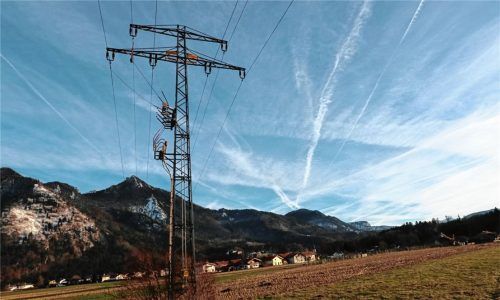 Die Gemeinde Marquartstein wird dem Regionalwerk Chiemgau-Rupertiwinkel beitreten, um bei der Daseinsvorsorge wieder mehr mitreden zu können. Die Stromnetze werden jedoch noch für längere Zeit in der Hand der Netzbetreiber bleiben. Foto Peter