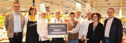 Die Gesichter der Aktion: (von links) Peter Wroblowski, Ida Marx, Mary-Lou Tausch, Manfred Staffa, Thomas Jais, Max Antholzner, Bernd Seidel, Erika Dumler (Fachdienst Stiftung Attl) und Franz Hartl (Vorsitzender Stiftung Attl). Foto wagner