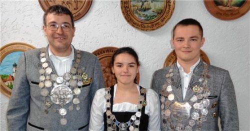 Die Gewinner unter sich: (von links) Michael Albersinger (Luftgewehr), Sophia Feichtner (Jugend) und Alexander Bastyans (Luftpistole).Foto Römersberger