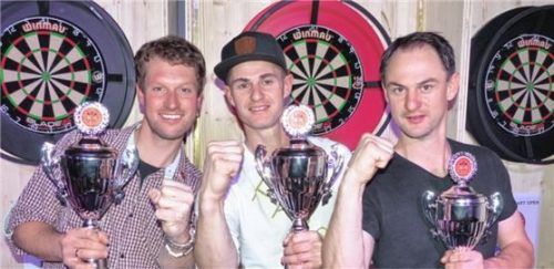 Die glücklichen Sieger: Mathias Bareuther (Mitte) gewann die Albachinger Dart-Meisterschaft vor Andreas Birkmaier (links) und seinem Bruder Christian. Foto Gäch