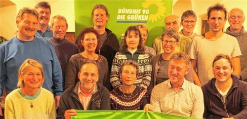 Die Grünen sind bereit für die Kommunalwahlen: Mindestens wieder zwei, besser noch drei Kandidaten sollen bald im Gemeinderat von Oberbergkirchen sitzen: Waldtraud Rosenhuber, Willi Kreck, Sabine Kluge, Josef Fuchs und Dominik Müller (vorne von links), Roland Lechner, Eva Schmölz, Daniela Kirmeier, Andrea Knoll und Janni Schnizlein (Mitte von links), Wolfgang Georgi, Wolfgang Rosenhuber, Martin Hoffschildt, Marion Kreck, Werner Münch, Josef Viellehner und Andreas Kluge (hinten von rechts).Foto  Gillhuber