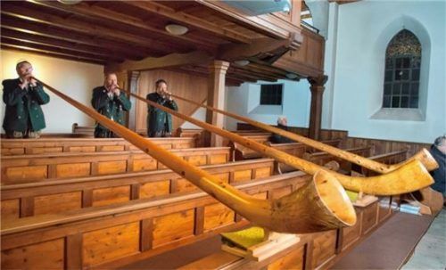 Die Hafenstoaner Alphornbläser spielten ihre Weisen auf der ersten Empore im Kirchenschiff.Fotos  Berger