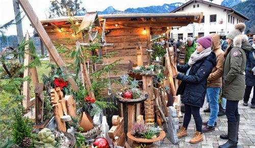 Die handgearbeiteten Stücke werden begutachtet.Fotos  Wunderlich