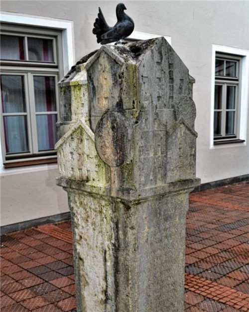 Die Hatauberer-Säule in Buchbach. Sie steht im Rathaus-Innenhof. Fotos Rampl