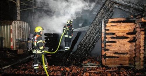 Die Hütte musste nach dem Brand aus Sicherheitsgründen abgerissen werden. Foto FDL/Lamminger