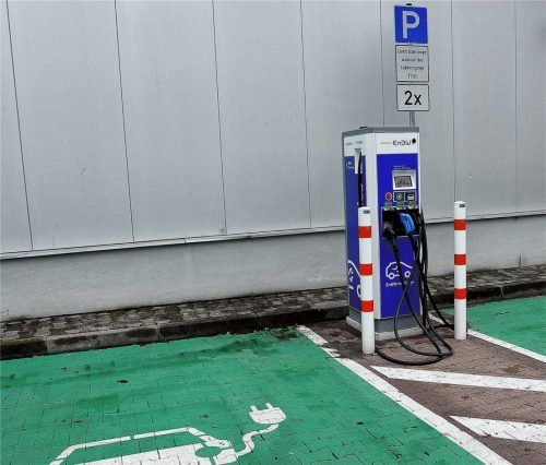Die Infrastruktur an Ladesäulen ist da, trotzdem möchte sich der Marktgemeinderat Haag erst dann am Projekt zur E-Mobilität beteiligen, wenn alle organisatorischen und finanziellen Fragen geklärt sind. Foto Bauer