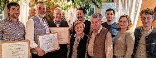 Die Jubilare der Köhldorfner Holzbau GmbH (von links) Hans Weidinger, Martin Wagner, Franz Gmeindl, Hans Staudinger und Thomas Künzner (beide hinten) mit Amalie und Michael Köhldorfner senior sowie Andrea Köhldorfner und Geschäftsführer Michael Köhldorfner junior. Foto RE