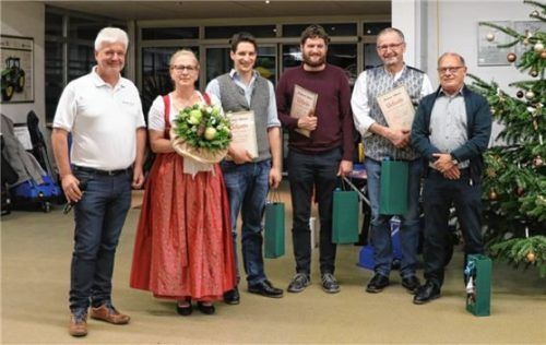 Die Jubilare mit Geschäftsführer Polykarp Völk: Petra Riedl, Martin Miller, Peter Frank, Otto Klug und Volker Brill (von links).Foto re