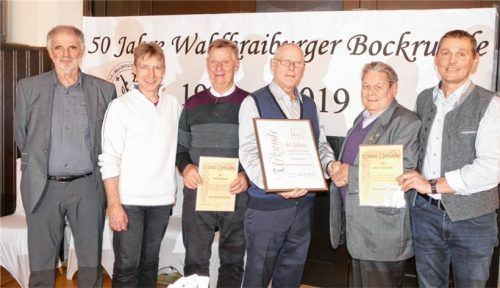 Die Jubilare und Turniersieger des Skatclubs: Karl Grimm (von links), Jörg Schüller, Willi Krause, Präsident Rainer Möbes, Horst Frischke und Kay Treffke.Foto Bachmaier