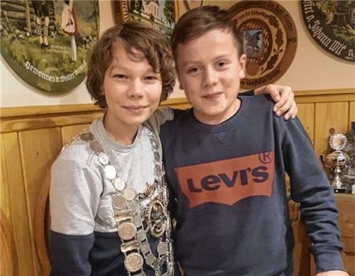 Die Jugendkönige Laurens Farnbacher (links) und Florian Holzner. Fotos re