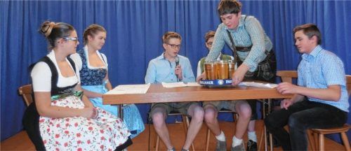 Die Jugendlichen spielten Szenen aus „Dahoam is dahoam“ nach. Foto BICHLER
