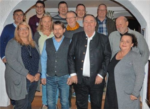 Die Kandidaten der Bürgerliste Gemeinde Gstadt mit Bürgermeisterkandidat Georg Anderl (vorne, Zweiter von links). Felix Puchstein fehlt. Foto Thümmler