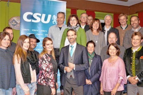 Die Kandidaten der CSU für den Gemeinderat scharen sich um Bürgermeisterkandidat Dr.Andreas Uhlig (vorne Mitte). Foto Kirchner