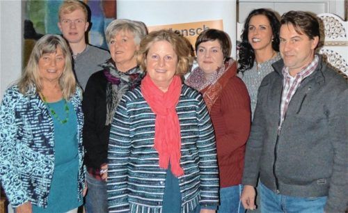 Die Kandidaten der Freien Wähler für den Gemeinderat Rimsting: Bürgermeister-Kandidatin Mary Fischer (vorne, Mitte). Georg Lindacher fehlt.Foto hümmler