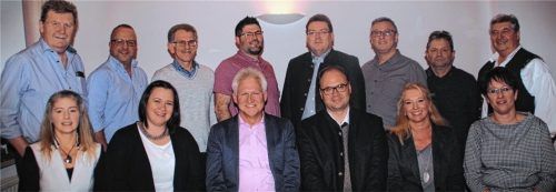 Die Kandidaten der Freien Wähler Polling-Flossing mit: Grit Berdel, Kristin Burgstaller, Willi Skudlik, Bernd Michel, Karin Mayerhofer und Anita Herrmann (sitzend von links) sowie Alois Reichenberger, Jürgen Kuznik, Günther Schleibinger, Christian Schimpfhauser, Robert Wimmer, Stephan Lang, Hans Schwarz und Manfred Peretzki (stehend von links). Foto  Wagner