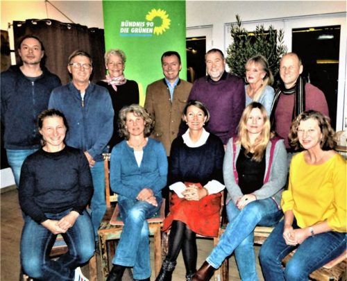 Die Kandidaten der Grünen von Rimsting für den Gemeinderat 2020. Es fehlen Johannes Breu und Cornelia Onken. Der Bürgermeisterkandidat Stephan Walter steht in der Mitte der zweiten Reihe.Foto Thümmler