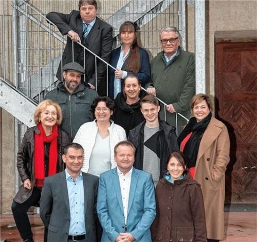 Die Kandidaten der Stephanskirchner SPD: Unten von links: Michael Raabe, Bürgermeisterkandidat Uwe Klützmann-Hoffmann, Christine Heser. Zweite Reihe von links: Margit Sievi, Gabriele Haaks-Becke, Davis Entsfellner, Steffi Panhans. Dritte Reihe von links: Bruno Garcia, Karina Gemes. Oben von links: Udo Neumann, Michaela Wittke und Reimut Henschel. Foto re