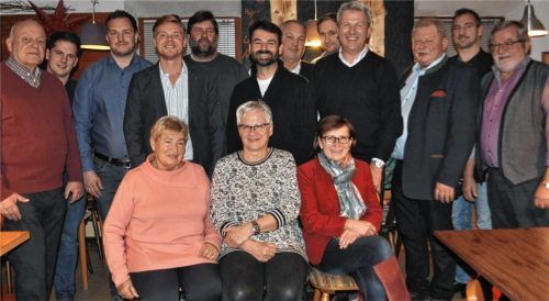 Die Kandidaten des CSU-Ortverbands mit dem Vorsitzenden Georg Thalmeier (Dritter von rechts). Foto  Schwarz