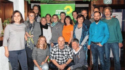 Die Kandidaten des Ortsverbandes Bündnis 90/Die Grünen (stehend von links): Sophia Aigner, Andrea Weiner, Moritz Schlichting, Claudia Leipold, Nicole Boye, Theresa Uldahl, Peter Uldahl, Carola Uldahl, Marion Linhuber, Martina Aigner, Rainer Stöger, Alexander Kress, Daniel Schneider, Olaf Lange. Vorne von links: Steffi Lang, Andreas Balster und Christian Ott.Foto stettner