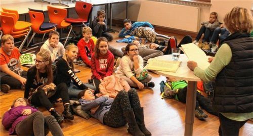 Die Kinder der Chiemsee-Realschule lauschten begeistert den Lausbuben-Geschichten von Rosi Hagenreiner. Foto re