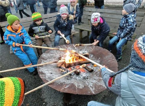 Die Kinder scharten sich um die Feuerstelle, um ihr Stockbrot zu rösten.Foto Grundner