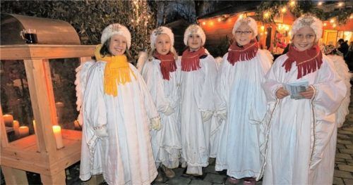 Die kleinen Weihnachtsengel schwirrten täglich durch den Bruckmühler Weihnachtsmarkt.