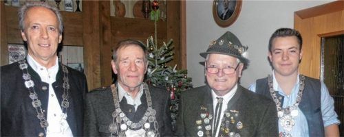 Die Königstitel gehen an (von links) Hans Posch, Willi Huber, Leonhard Wiedenmann und Lukas Zimmermann. Foto fill