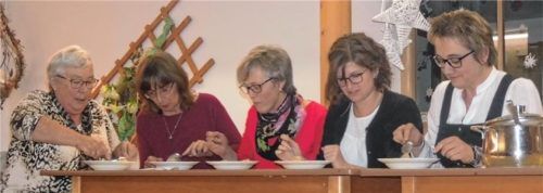 Die Landfrauen kochten auf: (von links) Bäuerin Marianne Seidl mit Petra Mariel, Marianne Haindl, Theresa Forstner und Edith Schmidt.Foto Fill