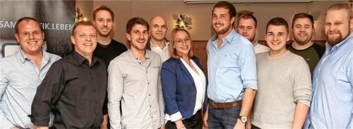 Die Listenkandidaten der Jungen Union Mettenheim freuen sich über ihre Aufstellung unter dem Ortsverbandsvorsitzenden Hubert Sax junior (Fünfter von rechts): Tobias Pitz, Ludwig Haslinger junior, Daniel Brunner, Thomas Frauendienst, Ambros Seelos, Laura Pitz, Manuel Sterr, Andreas Frauendienst, Stefan Radlbrunner und Josef Baumann (von links). Foto  Kretschko