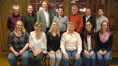 Die Marktegemeinderatskandidaten der Offenen Liste Bruckmühl. Auf dem Foto fehlen Georg Pritzl, Andreas Kreuzmeir und Lewin Schubert. Foto  re