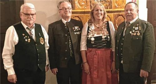 Die Maxlrainer Könige: Brezenkönig Hermann Schmöller, Wurstkönig Heinz Werner Juckel, Schützenkönigin Brigitte Juckel mit Schützenmeister Hans Zahler (von links).Foto re