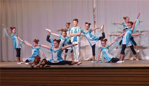 Die Mitglieder der Kinder-Showgarde waren als Eisköniginnen unterwegs.Fotos Bachmaier